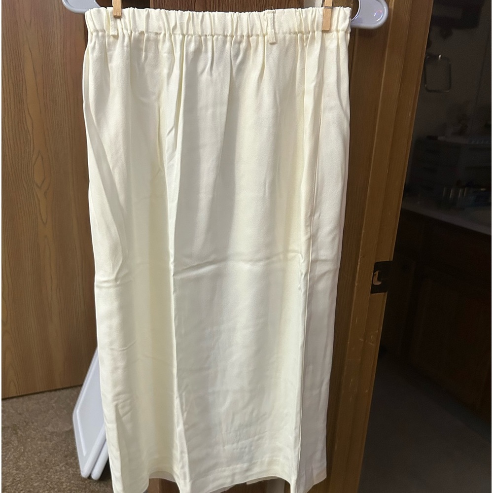 Women’s vintage skirt.Cream colored.Below knee length.Stretch waist.Rarely worn.